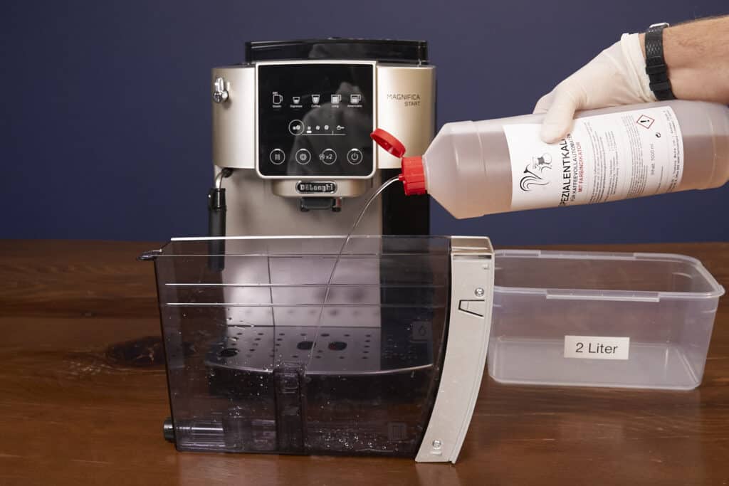 DeLonghi magnifica Start entkalken Coffeeness Entkalker einfuellen