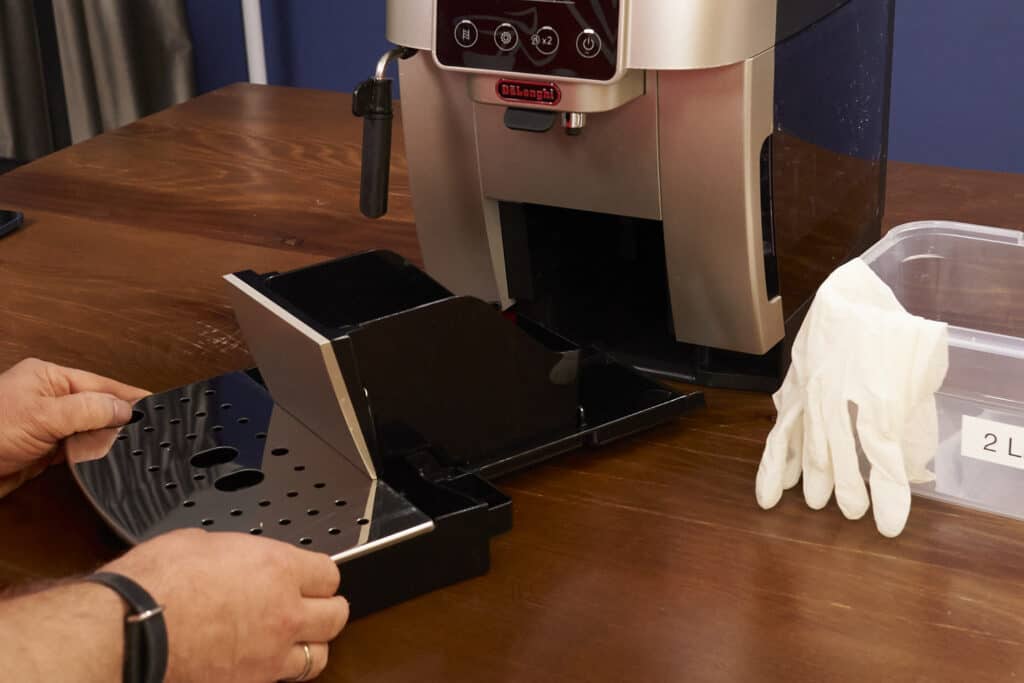 DeLonghi Magnifica Start Tresterbehaelter leeren