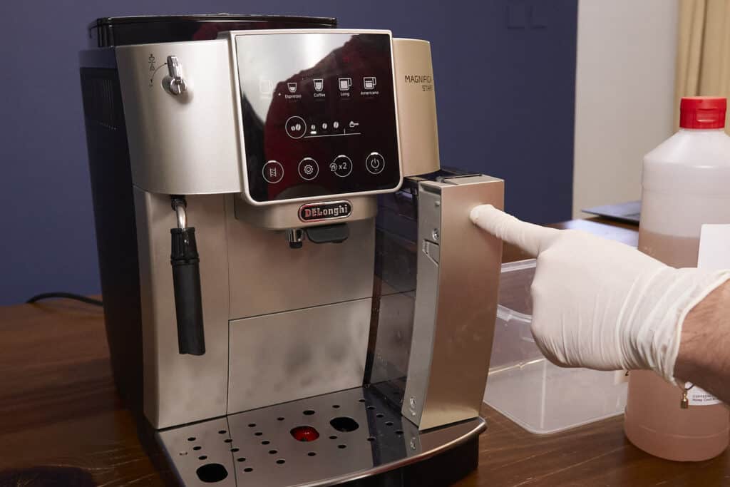 Wassertank in die DeLonghi Magnifica Smart einsetzen