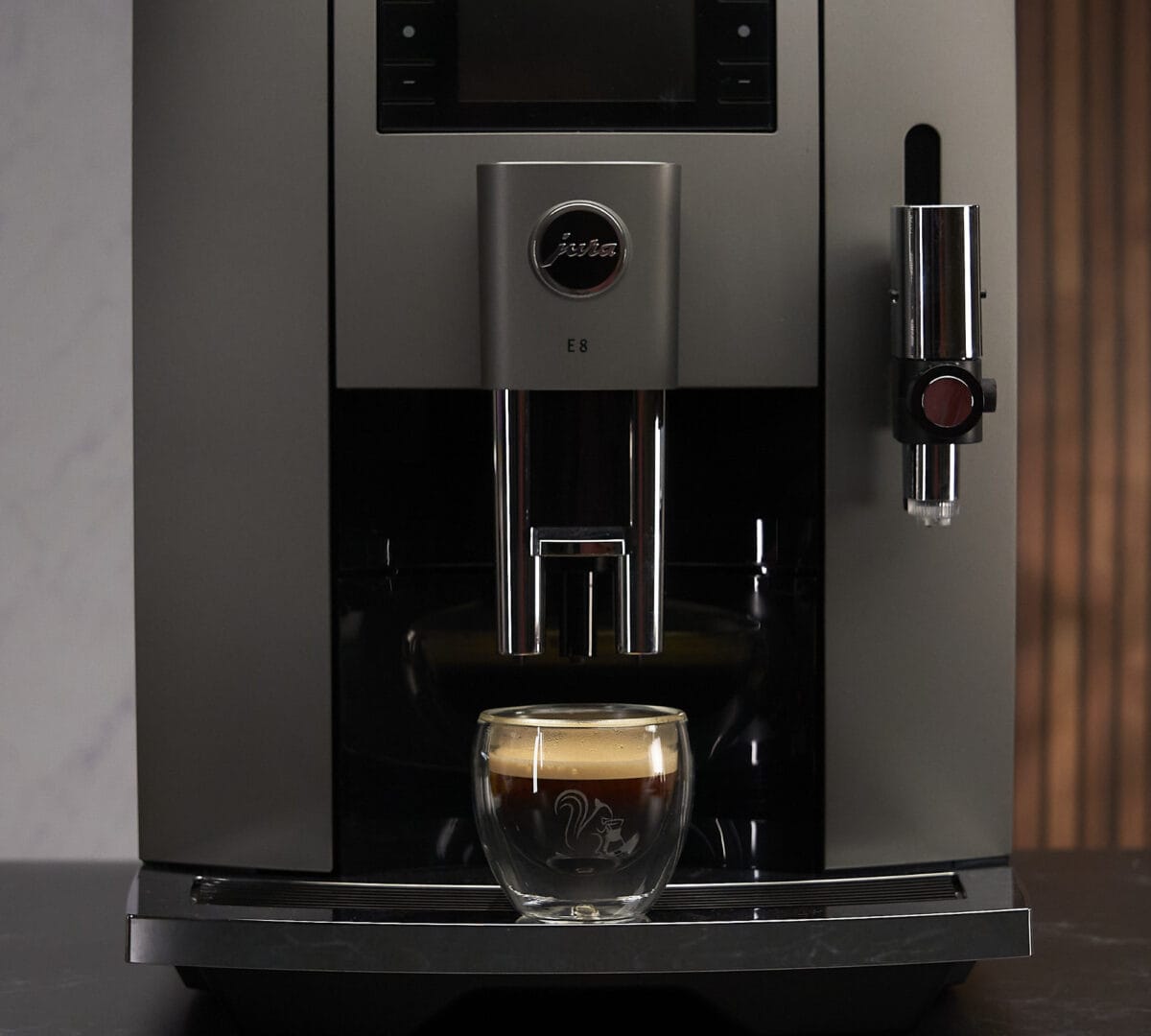 Espressoglaeser Doppelwandig mit Espresso auf Jura E8