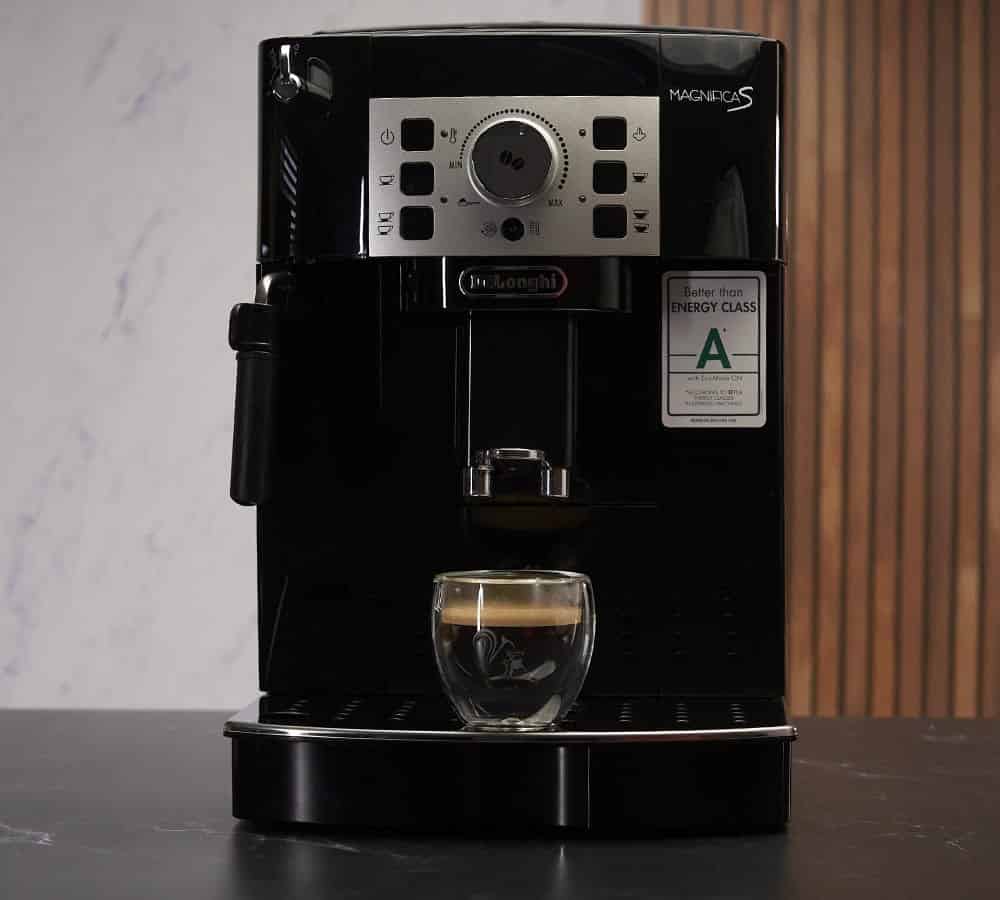 Coffeeness Espresso-Glas mit der DeLonghi Magnifica S