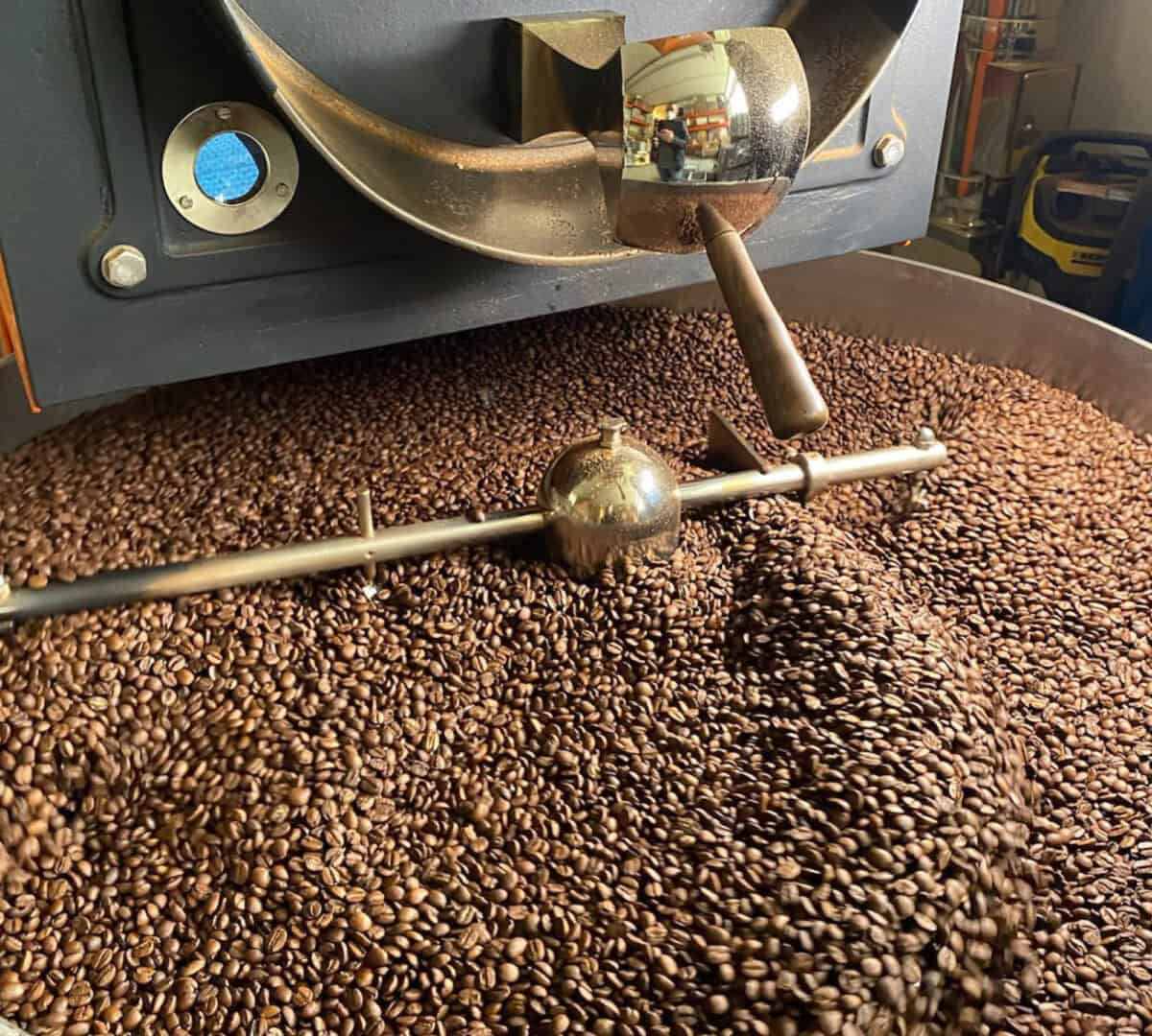Coffeeness Kaffeebohnen am Roesten bei backyard coffee in Frankfurt