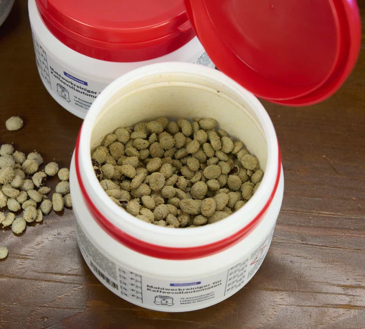 Mahlwerkreiniger fuer Kaffeevollautomaten Dose offen mit Inhalt
