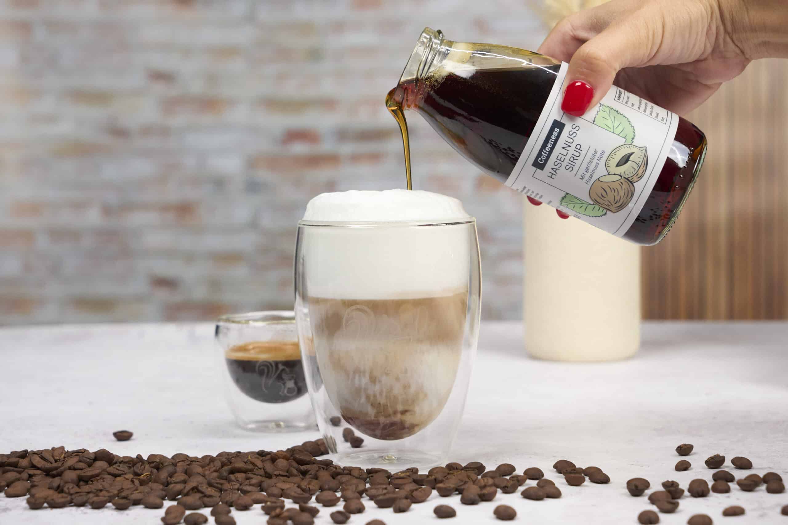 Haselnuss-Sirup eingiessen in Latte Macchiato